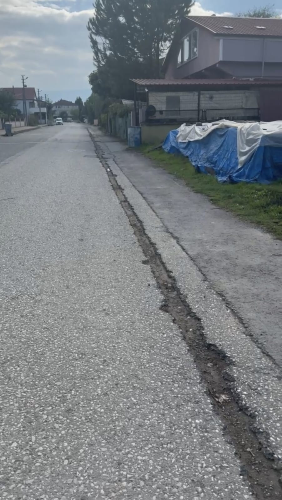 Akyazı Paris İlkokulu ve Ortaokulu önünde bozuk yol tepkisi