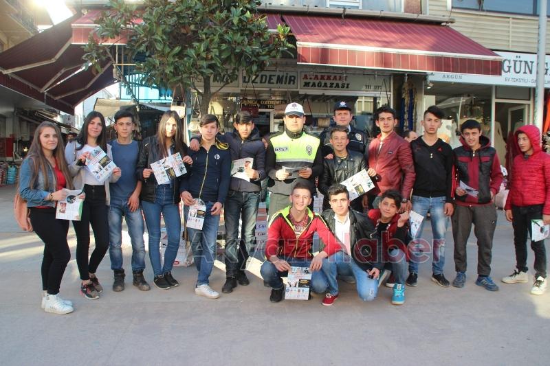 Akyazı Polisi Uyuşturucu Kullanımına Dikkat Çekmek İçin Broşür Dağıttı