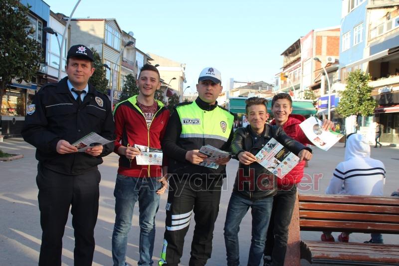 Akyazı Polisi Uyuşturucu Kullanımına Dikkat Çekmek İçin Broşür Dağıttı