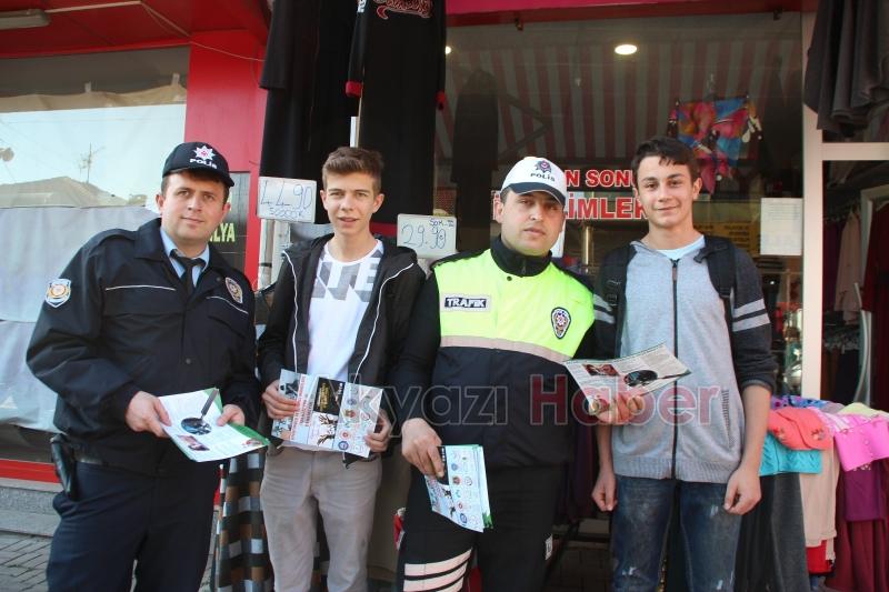 Akyazı Polisi Uyuşturucu Kullanımına Dikkat Çekmek İçin Broşür Dağıttı