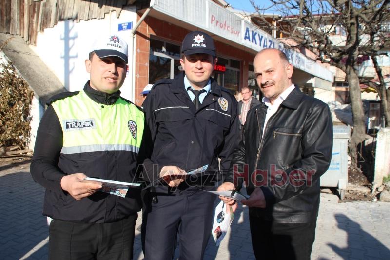 Akyazı Polisi Uyuşturucu Kullanımına Dikkat Çekmek İçin Broşür Dağıttı