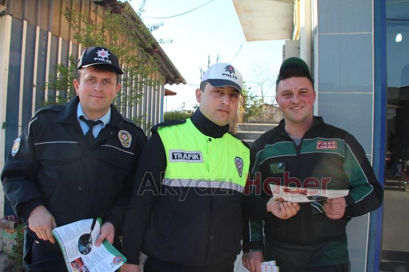 Akyazı Polisi Uyuşturucu Kullanımına Dikkat Çekmek İçin Broşür Dağıttı