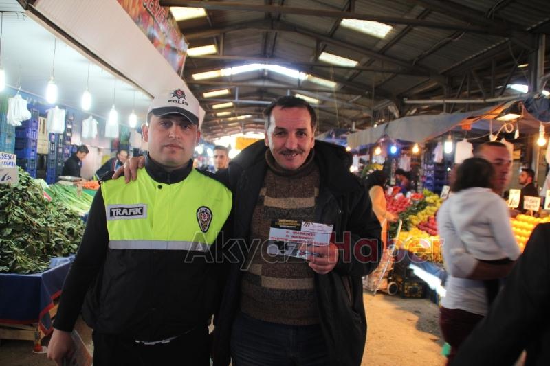 Akyazı Polisi Uyuşturucu Kullanımına Dikkat Çekmek İçin Broşür Dağıttı