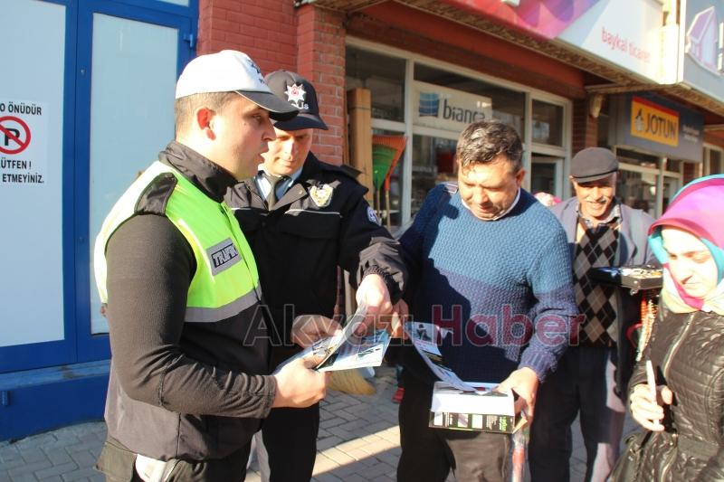 Akyazı Polisi Uyuşturucu Kullanımına Dikkat Çekmek İçin Broşür Dağıttı