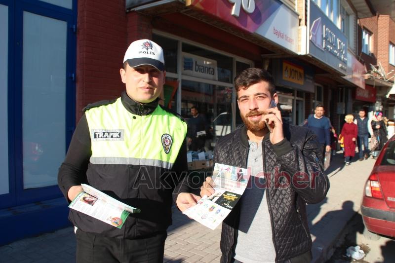 Akyazı Polisi Uyuşturucu Kullanımına Dikkat Çekmek İçin Broşür Dağıttı