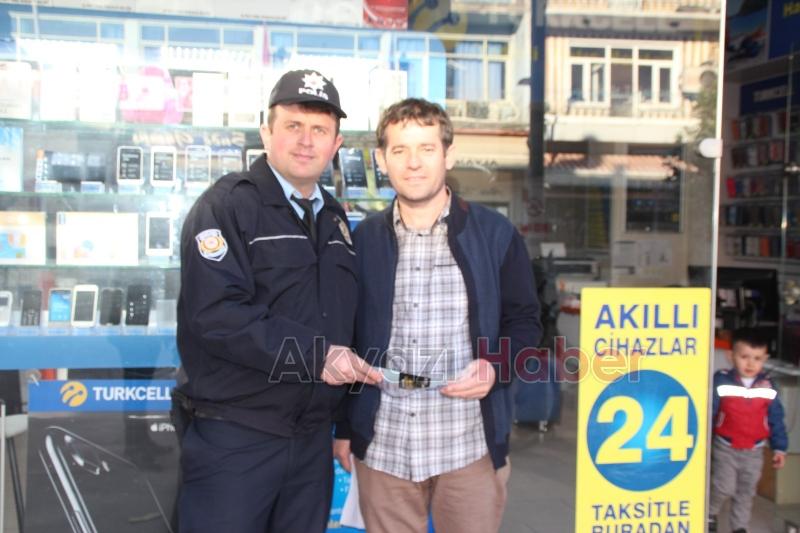 Akyazı Polisi Uyuşturucu Kullanımına Dikkat Çekmek İçin Broşür Dağıttı