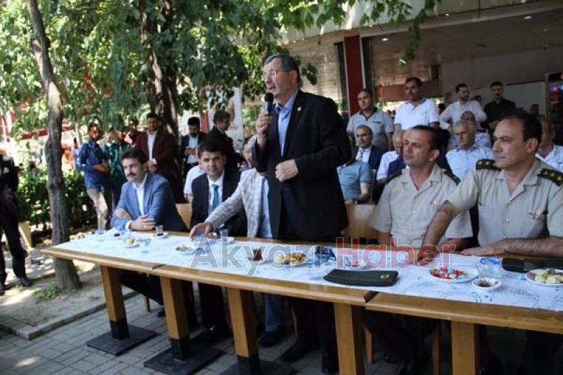 Akyazı Protokolü Halkla Bayramlaştı