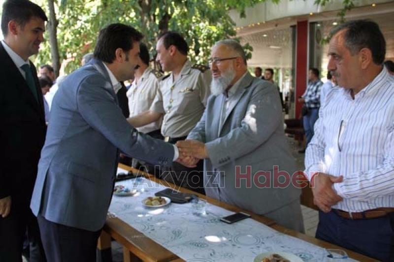 Akyazı Protokolü Halkla Bayramlaştı