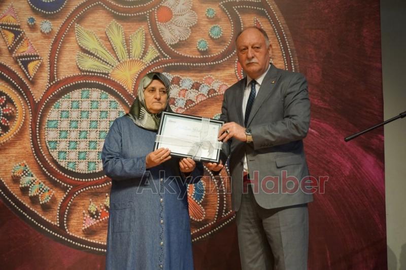 Akyazı SAMEKte yılsonu sergi gerçekleştirildi