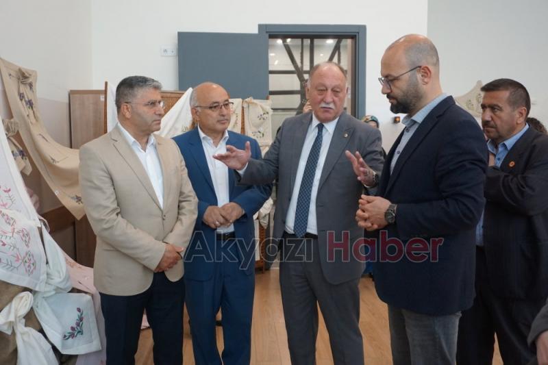 Akyazı SAMEKte yılsonu sergi gerçekleştirildi