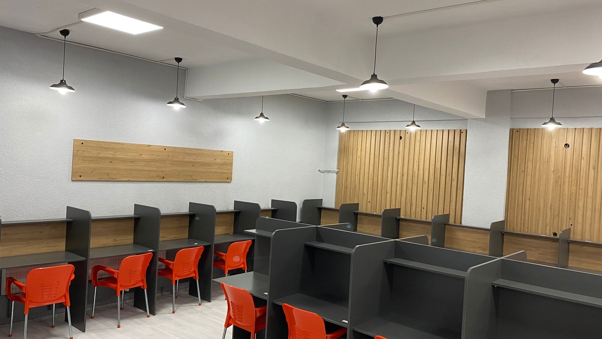 Akyazı Sınav Lisesi seviye sınıfları ve uzman kadrosuyla hizmetinizde!