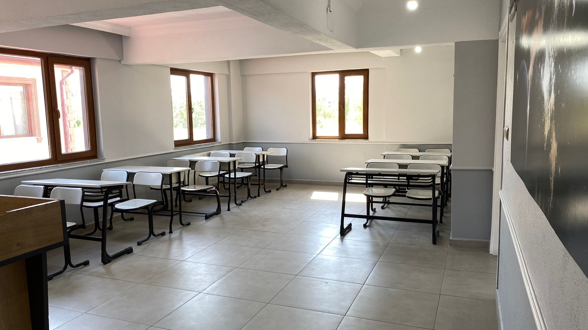 Akyazı Sınav Lisesi seviye sınıfları ve uzman kadrosuyla hizmetinizde!