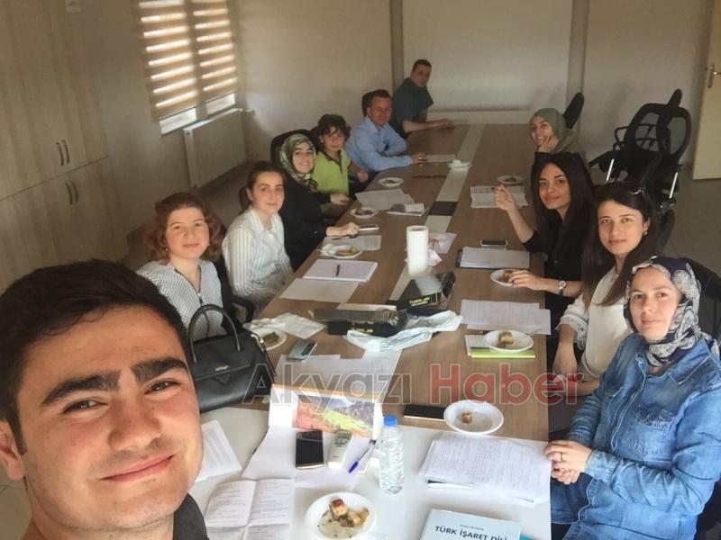 Akyazı Sosyal Yardımlaşma Vakfı Personeli İşaret Dili Öğreniyor