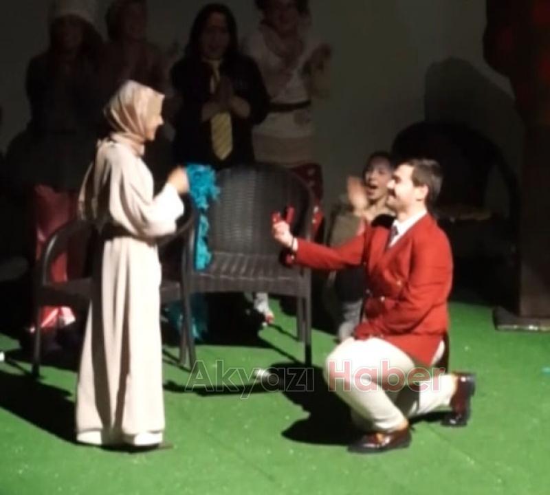 Akyazı Tiyatro sahnesi bir ilki yaşadı Tiyatro sahnesinde sürpriz evlilik teklifi 