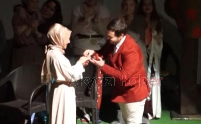 Akyazı Tiyatro sahnesi bir ilki yaşadı Tiyatro sahnesinde sürpriz evlilik teklifi 