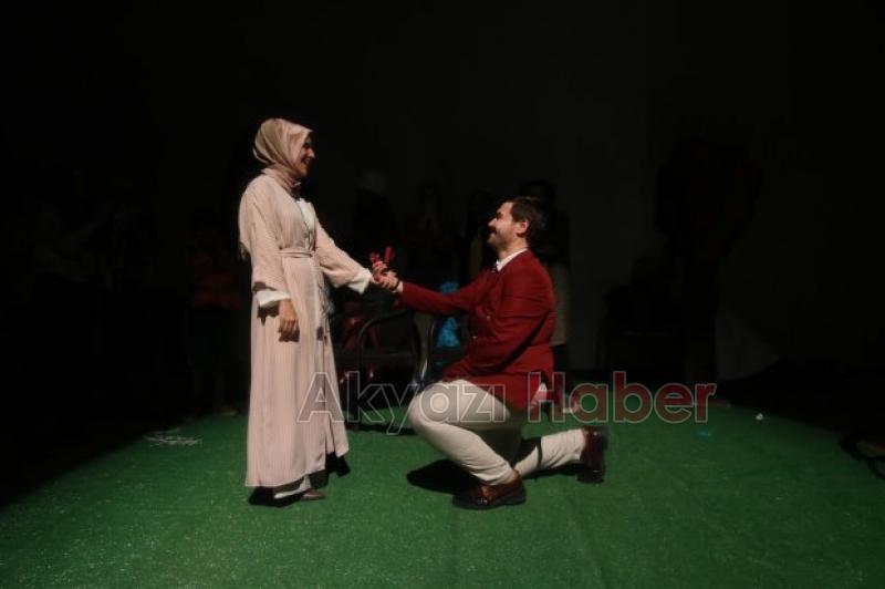 Akyazı Tiyatro sahnesi bir ilki yaşadı Tiyatro sahnesinde sürpriz evlilik teklifi 
