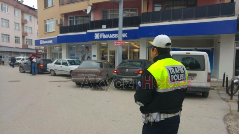 Akyazı Trafik Ekipleri Hatalı Parkları Affetmiyor