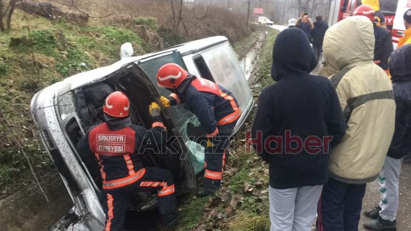Akyazı Vakıf Yolunda Minibüs Şarampole Yuvarlandı