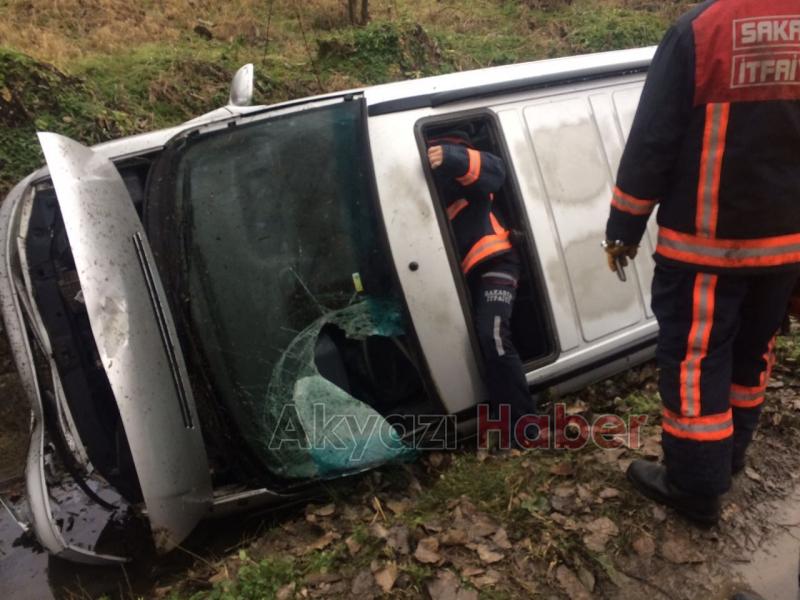 Akyazı Vakıf Yolunda Minibüs Şarampole Yuvarlandı