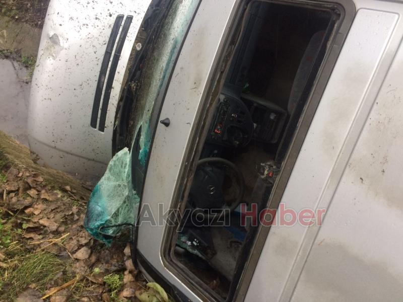 Akyazı Vakıf Yolunda Minibüs Şarampole Yuvarlandı