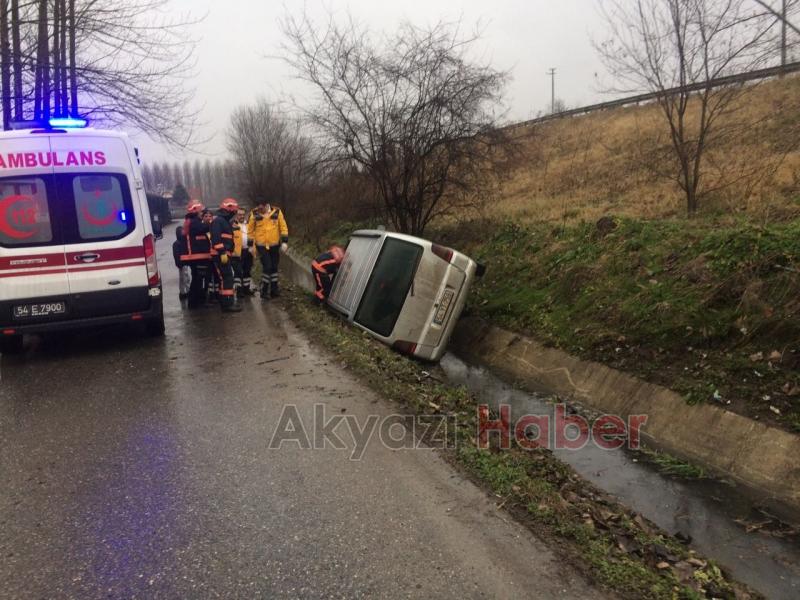 Akyazı Vakıf Yolunda Minibüs Şarampole Yuvarlandı