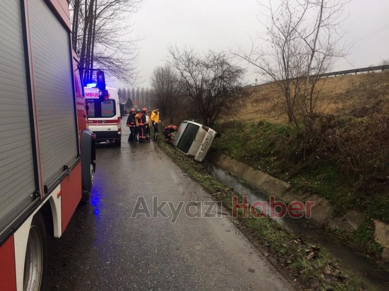Akyazı Vakıf Yolunda Minibüs Şarampole Yuvarlandı