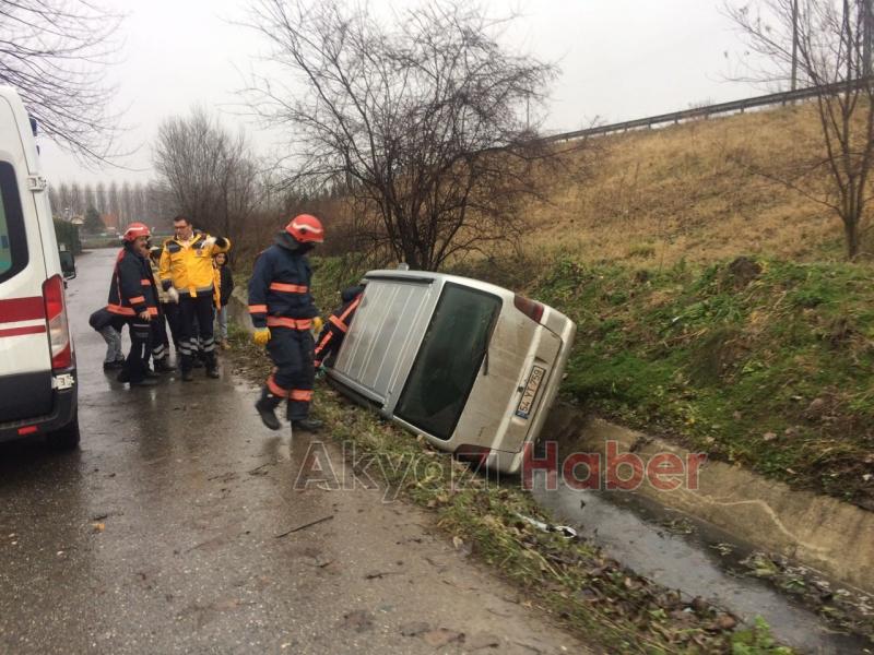 Akyazı Vakıf Yolunda Minibüs Şarampole Yuvarlandı