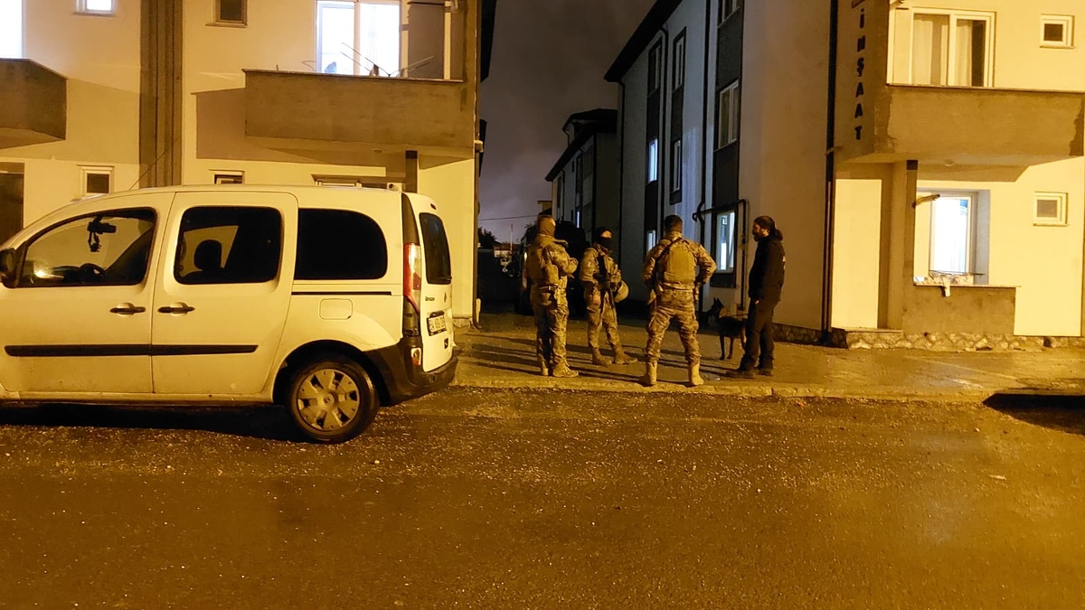 Akyazı ve Adapazarı'nda uyuşturucu operasyonu