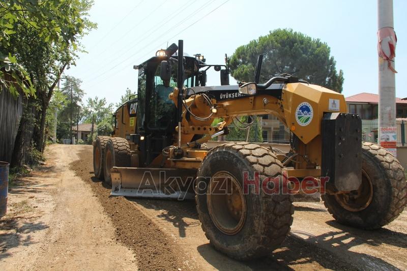 Akyazı ve Karapürçekte asfalt yenileme çalışmaları başladı