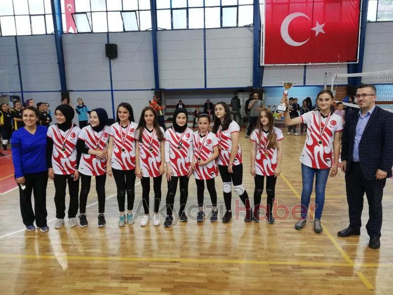 AKYAZI VOLEYBOLUNA İNÖNÜ DAMGASI