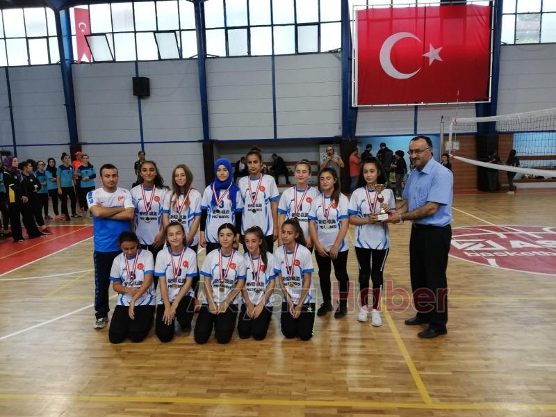 AKYAZI VOLEYBOLUNA İNÖNÜ DAMGASI