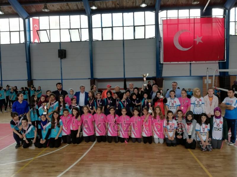 AKYAZI VOLEYBOLUNA İNÖNÜ DAMGASI