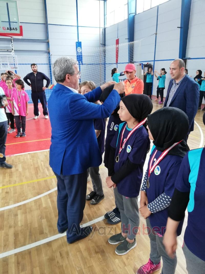 AKYAZI VOLEYBOLUNA İNÖNÜ DAMGASI