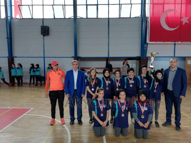 AKYAZI VOLEYBOLUNA İNÖNÜ DAMGASI