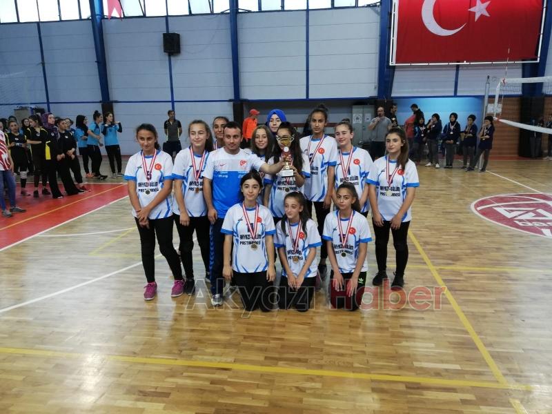 AKYAZI VOLEYBOLUNA İNÖNÜ DAMGASI