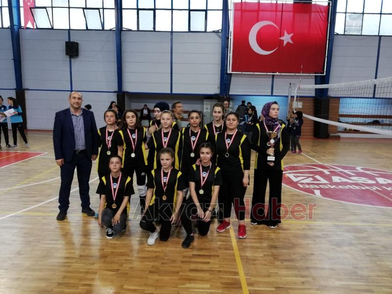 AKYAZI VOLEYBOLUNA İNÖNÜ DAMGASI