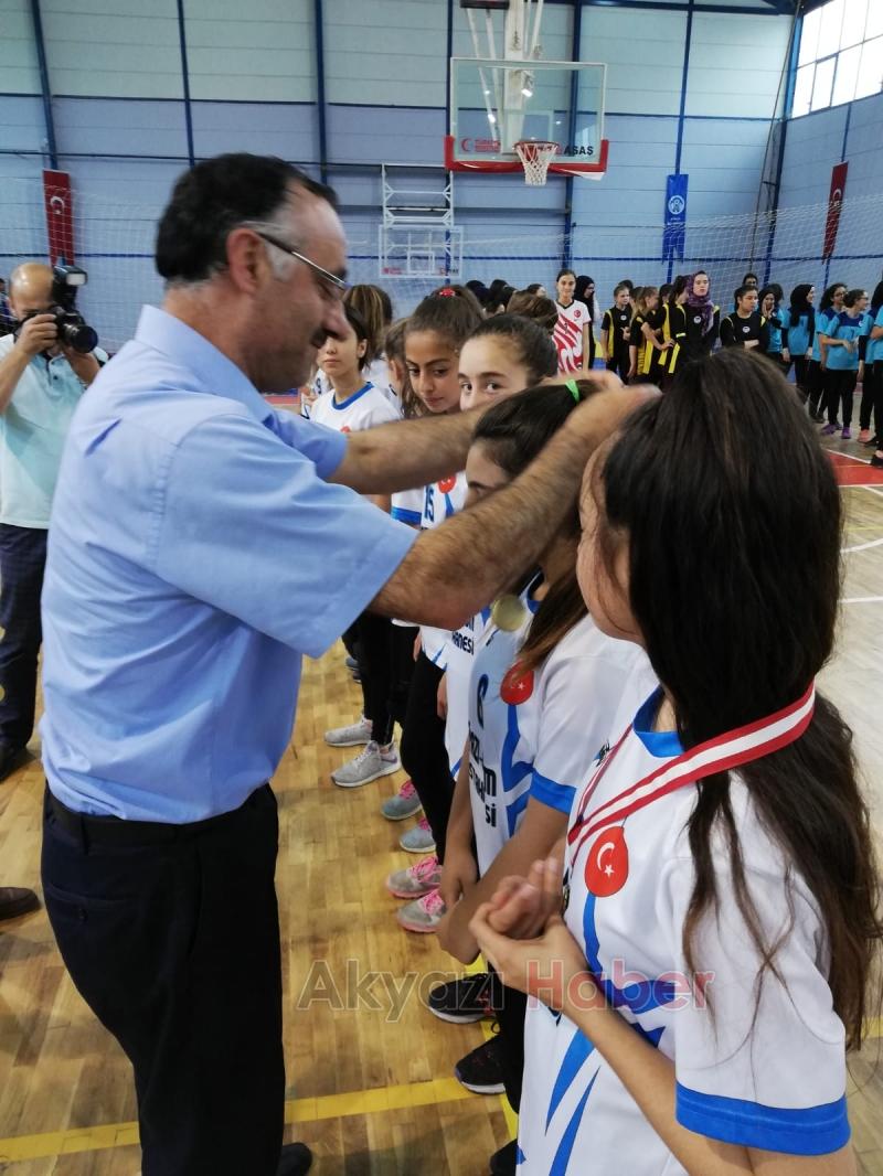 AKYAZI VOLEYBOLUNA İNÖNÜ DAMGASI