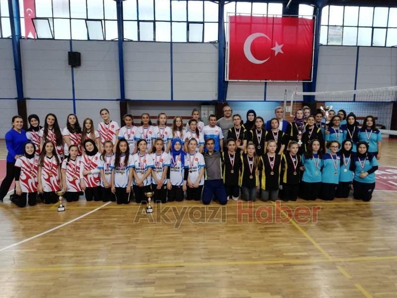 AKYAZI VOLEYBOLUNA İNÖNÜ DAMGASI