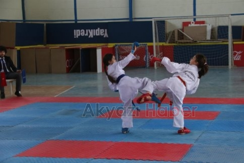 Akyazı Belediyesi Spor Şenlikleri Başladı