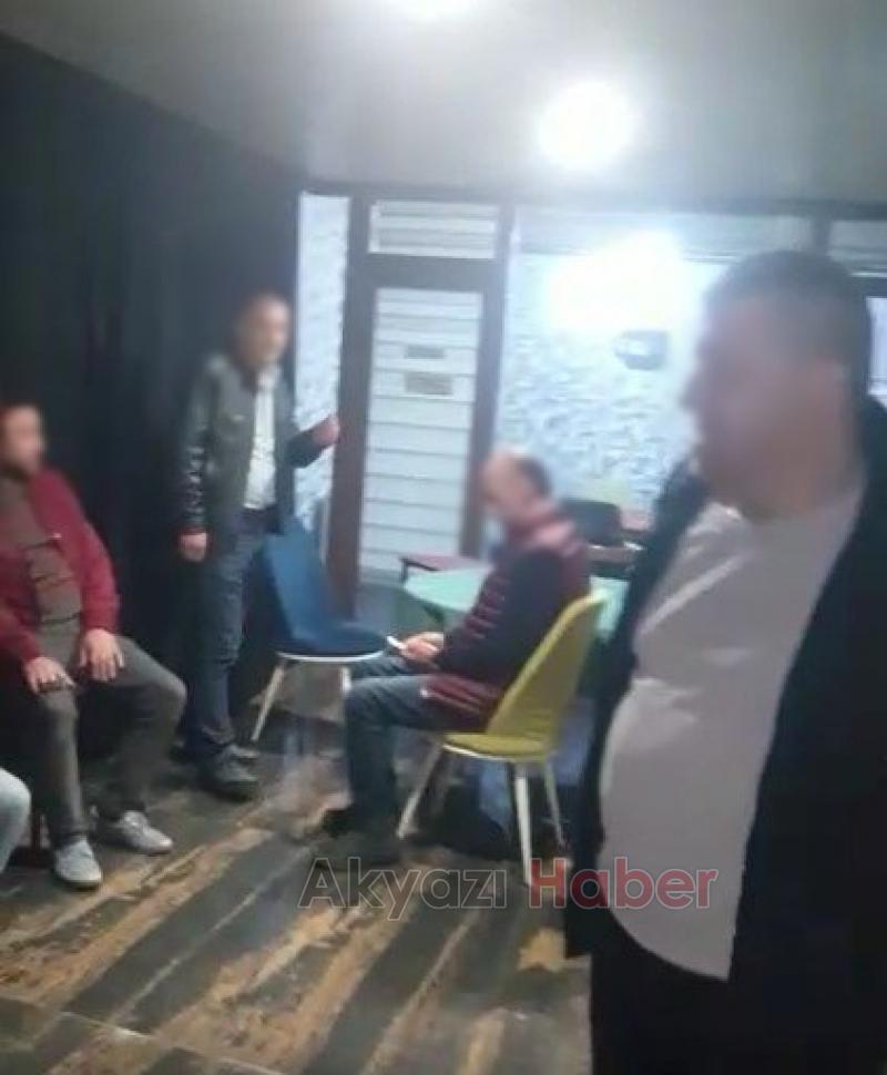 Akyazıda 17 kişi okey oynarken basıldı