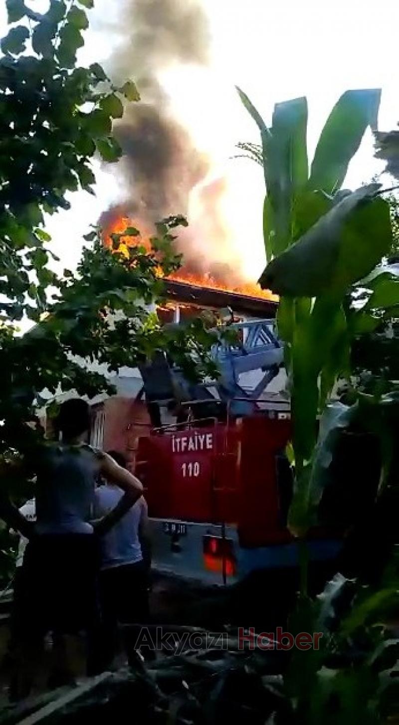 Akyazıda 2 Katlı evde çıkan yangında bir kişi yaralandı