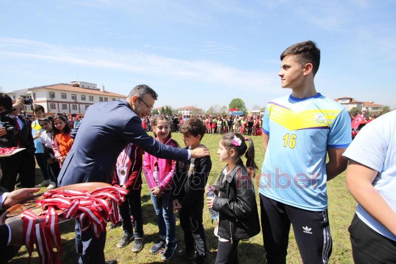 Akyazıda 23 Nisan Coşkuyla kutlandı