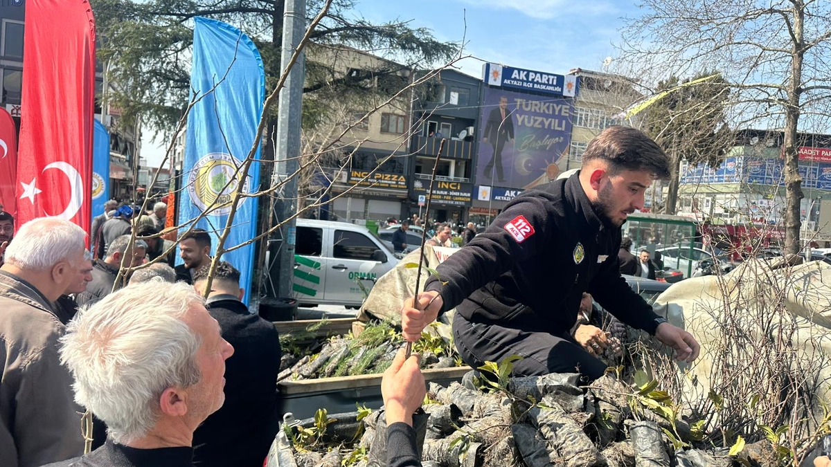 Akyazı’da 3 bin fidan ücretsiz dağıtıldı