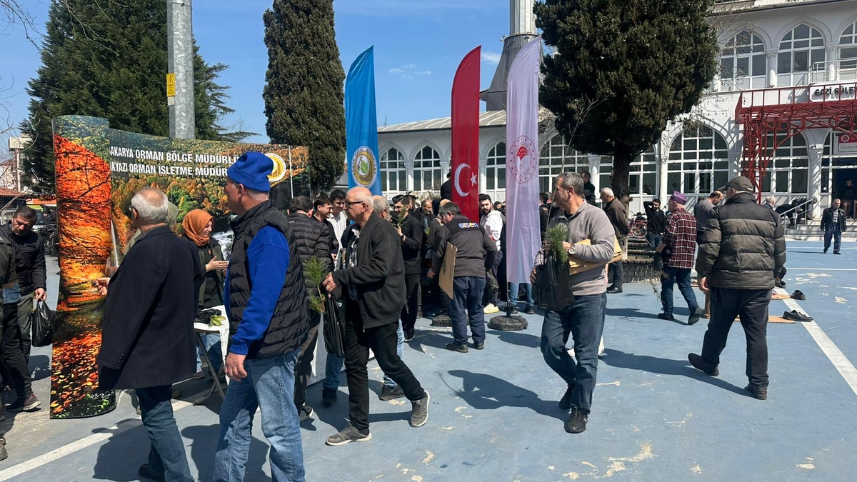 Akyazı’da 3 bin fidan ücretsiz dağıtıldı