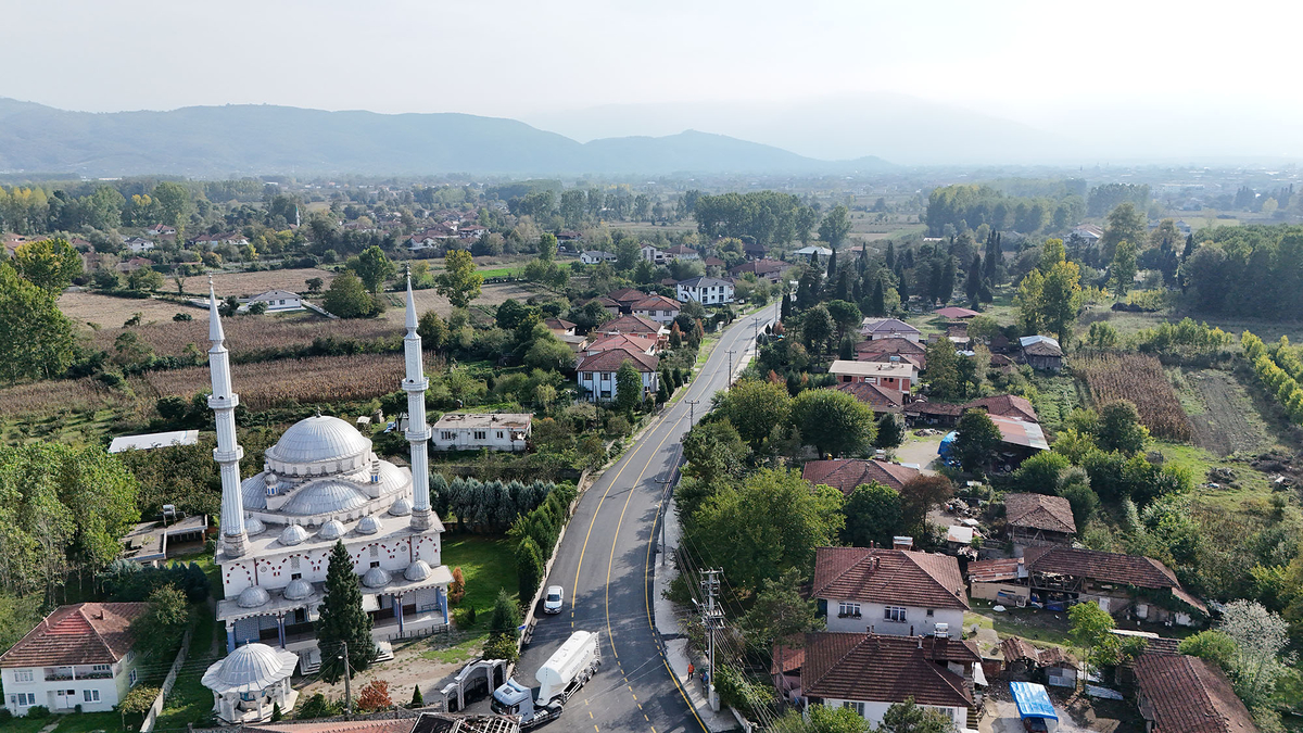 Akyazı’da 4 mahallenin grup yolu yenilendi