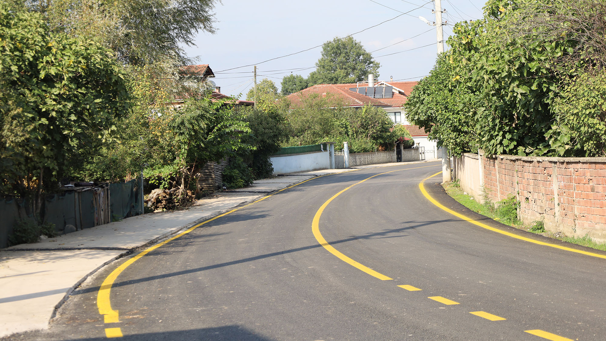 Akyazı’da 4 mahallenin grup yolu yenilendi