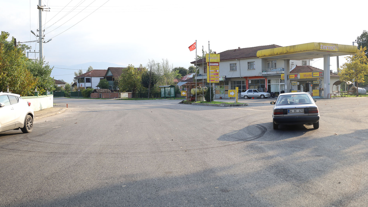 Akyazı’da 4 mahallenin grup yolu yenilendi