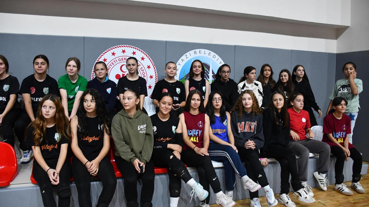 Akyazı’da Amatör Spor Haftası Coşkusu! Sporun Birleştirici Gücü Salona Sığmadı
