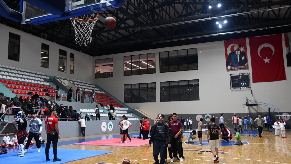 Akyazı’da Amatör Spor Haftası Coşkusu! Sporun Birleştirici Gücü Salona Sığmadı