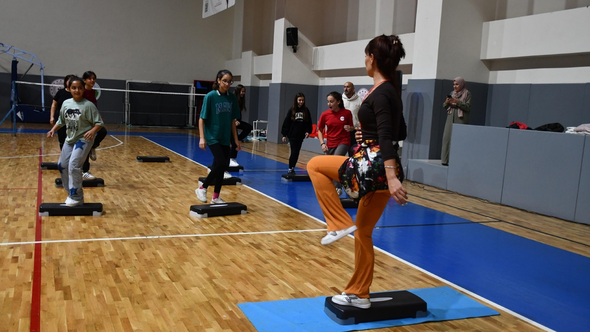 Akyazı’da Amatör Spor Haftası Coşkusu! Sporun Birleştirici Gücü Salona Sığmadı